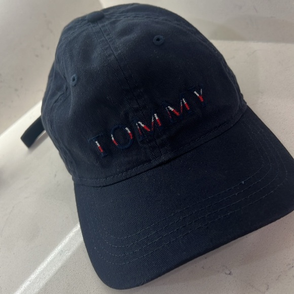Tommy Hilfiger hat - Picture 5 of 6